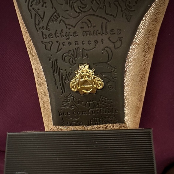 Bettye Muller Concept Block Heel Pumps in Gold. Size 9. - Picture 5 of 6